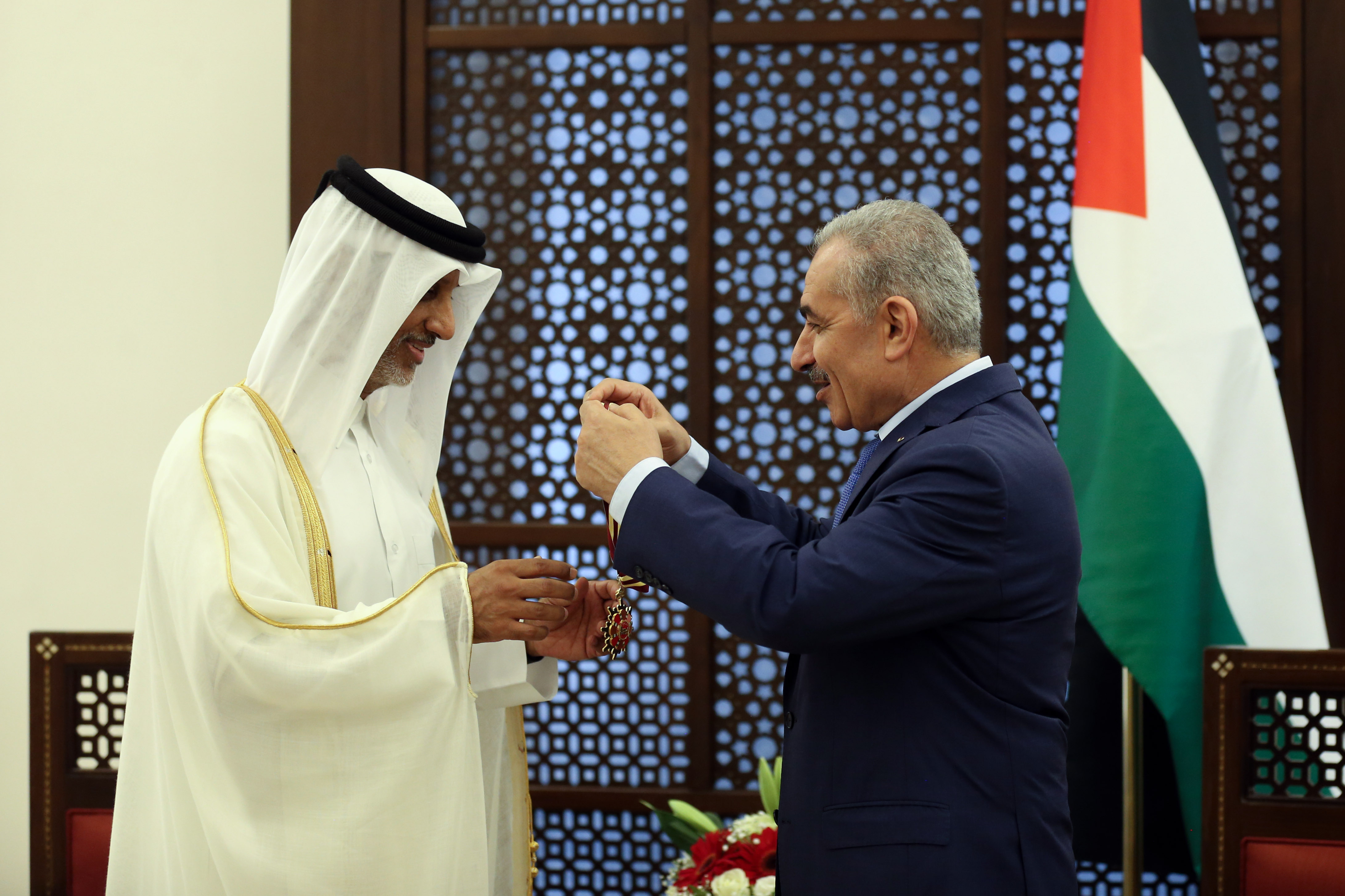 نيابة عن الرئيس محمود عباس، رئيس الوزراء محمد اشتية يسلم رئيس الاتحاد القطري لكرة القدم الشيخ حمد بن خليفة بن أحمد آل ثاني نجمة القدس من وسام القدس